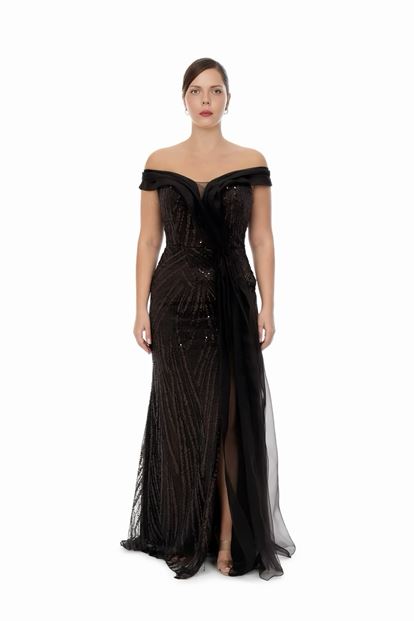 فستان سهرة بمقاسات كبيرة مزين بتفاصيل من التول والترتر